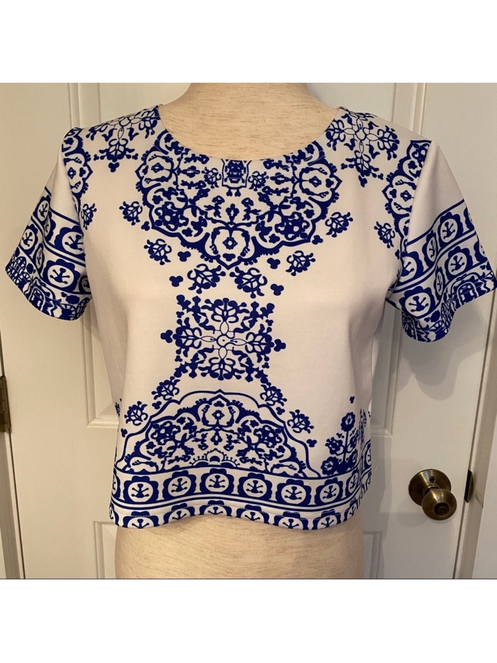 SHEIN TOP CROP WHITE BLUE SHORT SLEEVE FLORAL Size S